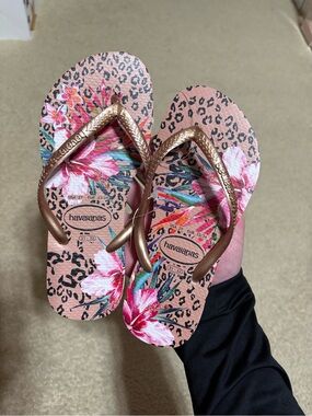 Size 2Y - Havaianas Pink Floral Leopard Crocus Rose Flip Flops with Gold Straps